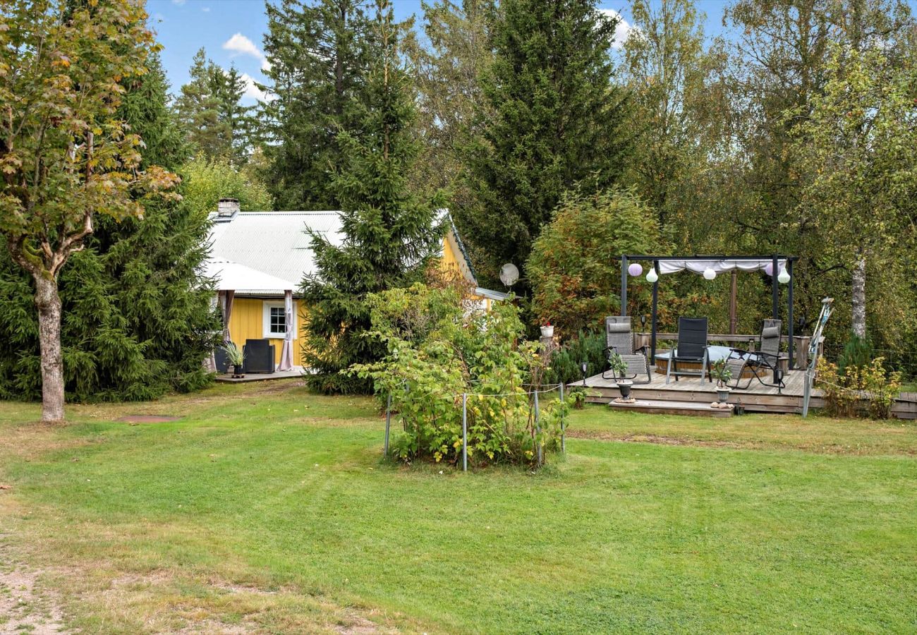 Stuga i Håcksvik - Semester i skogen vid floden med båt, kanot och badtunna