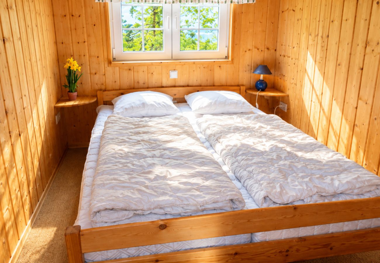 Stuga i Håcksvik - Semester i skogen vid floden med båt, kanot och badtunna