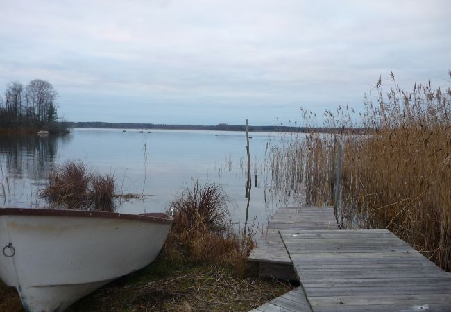 Stuga i Köping - Mysigt fritidshus på sjötomt med egen båt