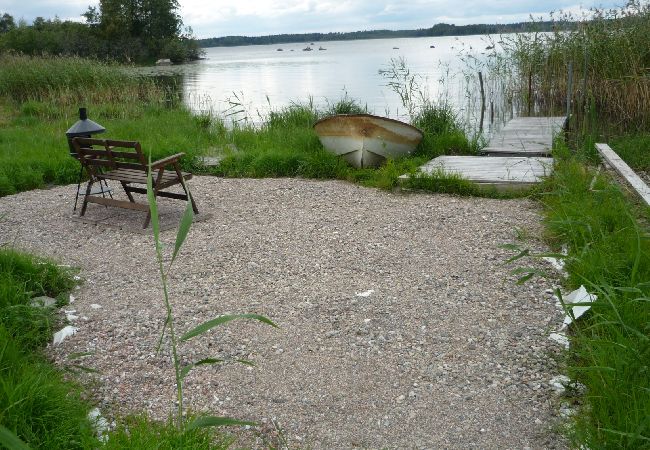 Stuga i Köping - Mysigt fritidshus vid sjön med egen båt Stuga i Köping - Mysigt fritidshus vid sjön med egen båt