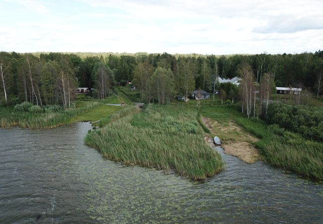 Stuga i Köping - Mysigt fritidshus vid sjön med egen båt Stuga i Köping - Mysigt fritidshus vid sjön med egen båt