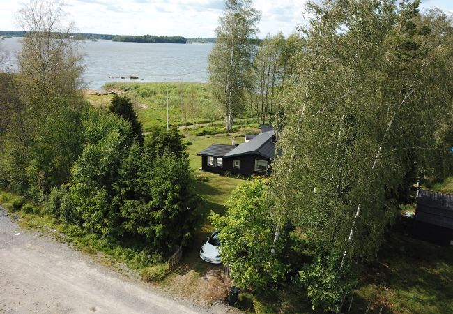 Stuga i Köping - Mysigt fritidshus vid sjön med egen båt Stuga i Köping - Mysigt fritidshus vid sjön med egen båt