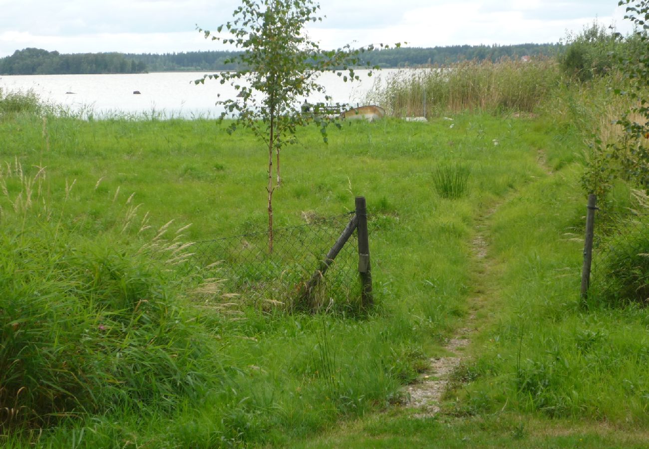 Stuga i Köping - Mysigt fritidshus vid sjön med egen båt