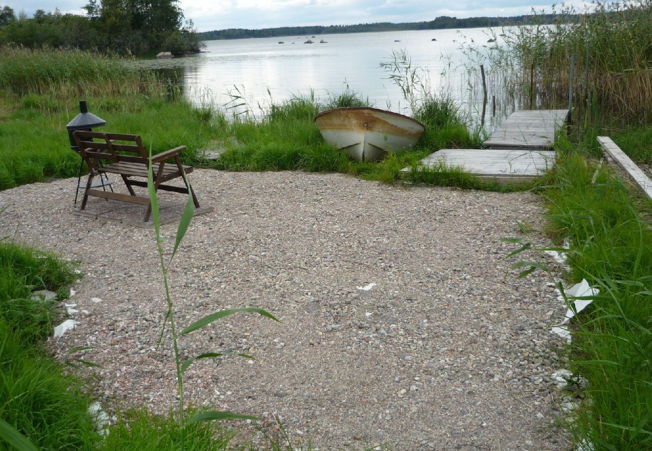 Stuga i Köping - Mysigt fritidshus vid sjön med egen båt