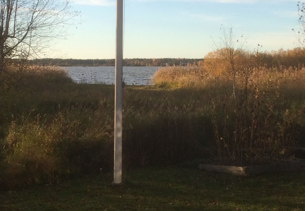 Stuga i Köping - Mysigt fritidshus på sjötomt med egen båt