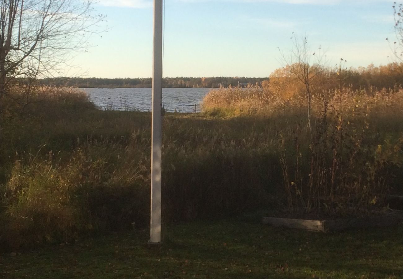 Stuga i Köping - Mysigt fritidshus vid sjön med egen båt