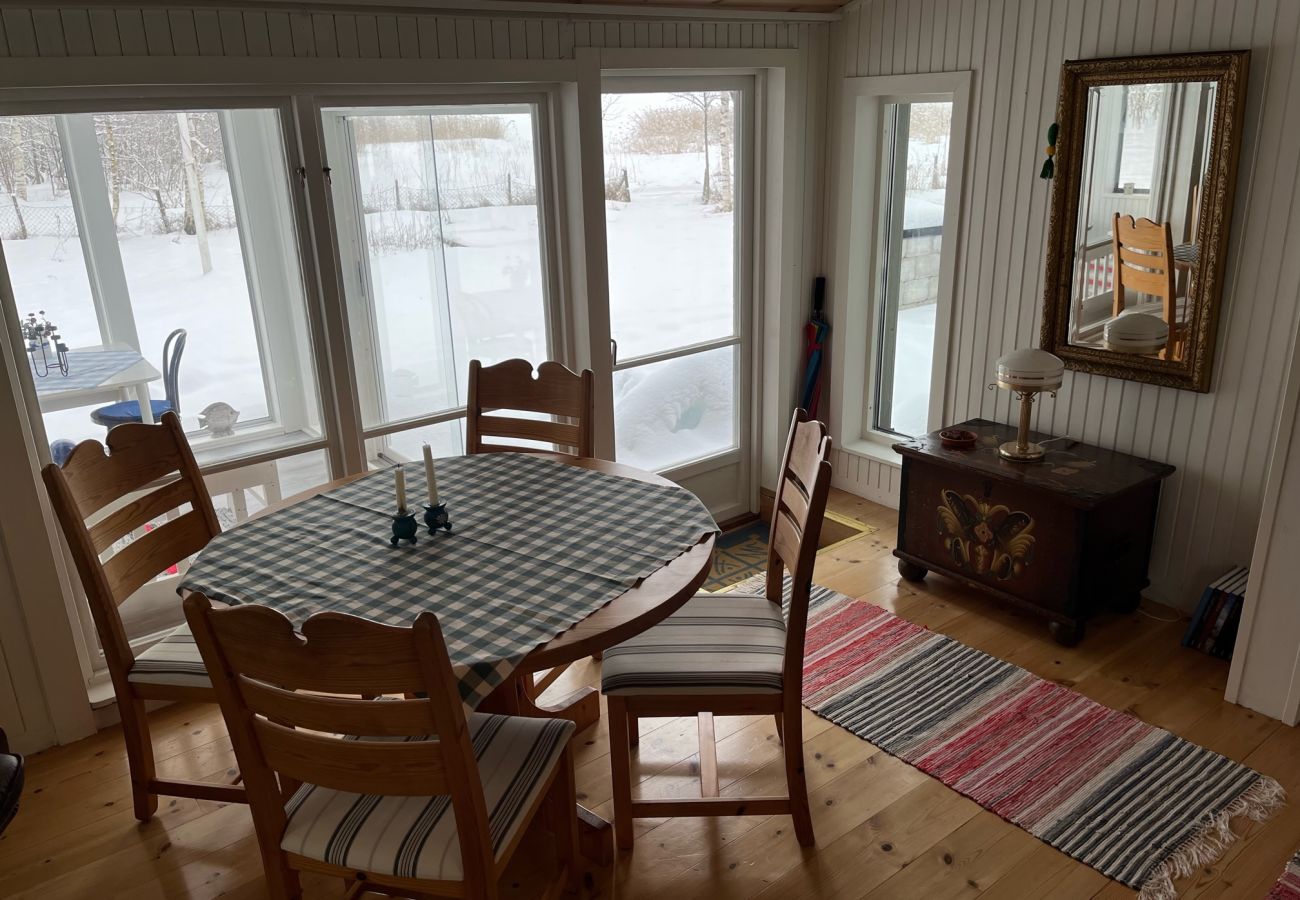 Stuga i Köping - Mysigt fritidshus vid sjön med egen båt