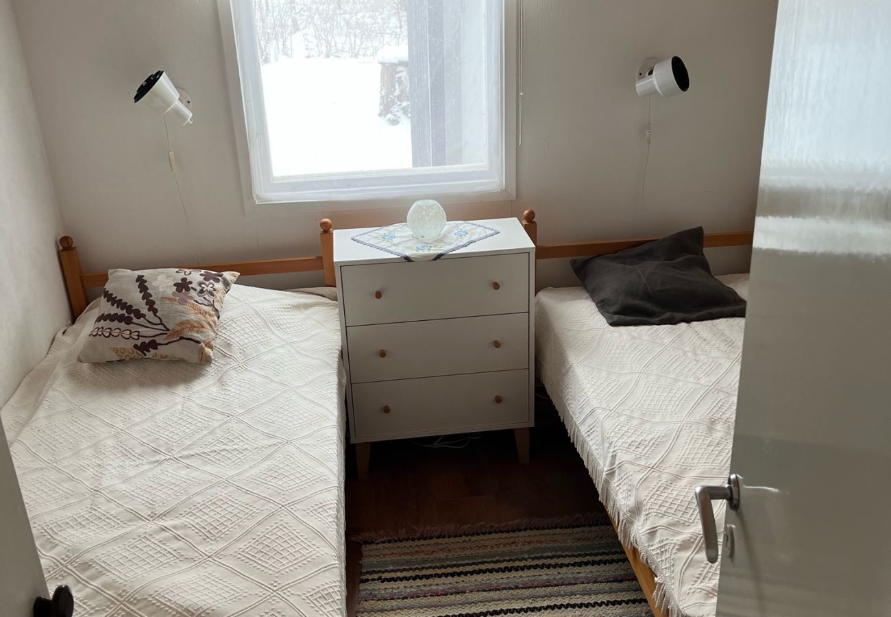 Stuga i Köping - Mysigt fritidshus vid sjön med egen båt