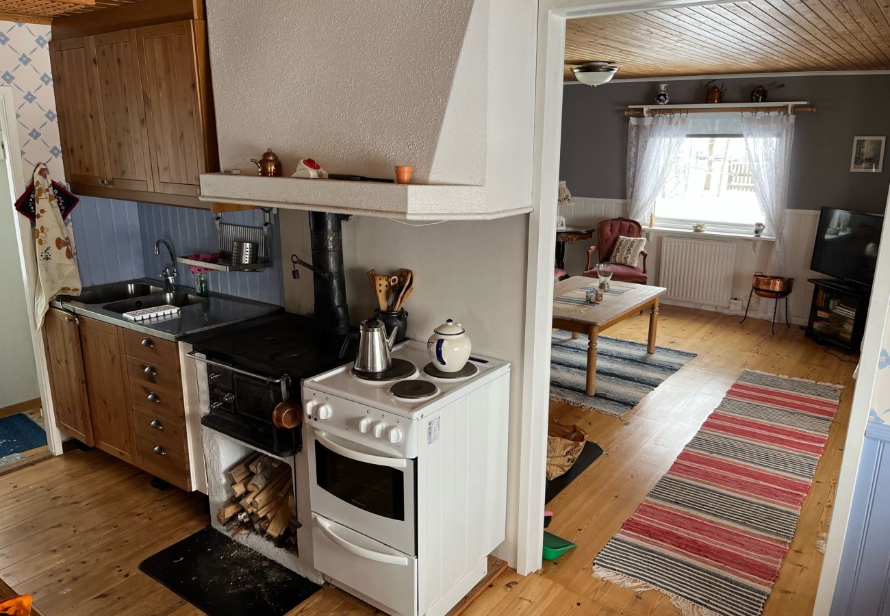 Stuga i Köping - Mysigt fritidshus vid sjön med egen båt