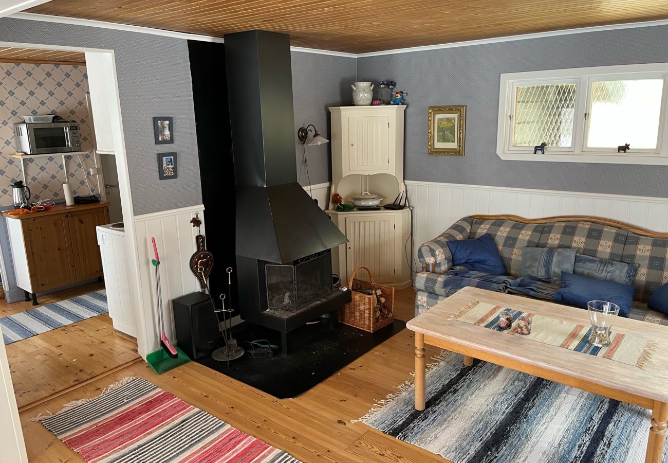 Stuga i Köping - Mysigt fritidshus vid sjön med egen båt