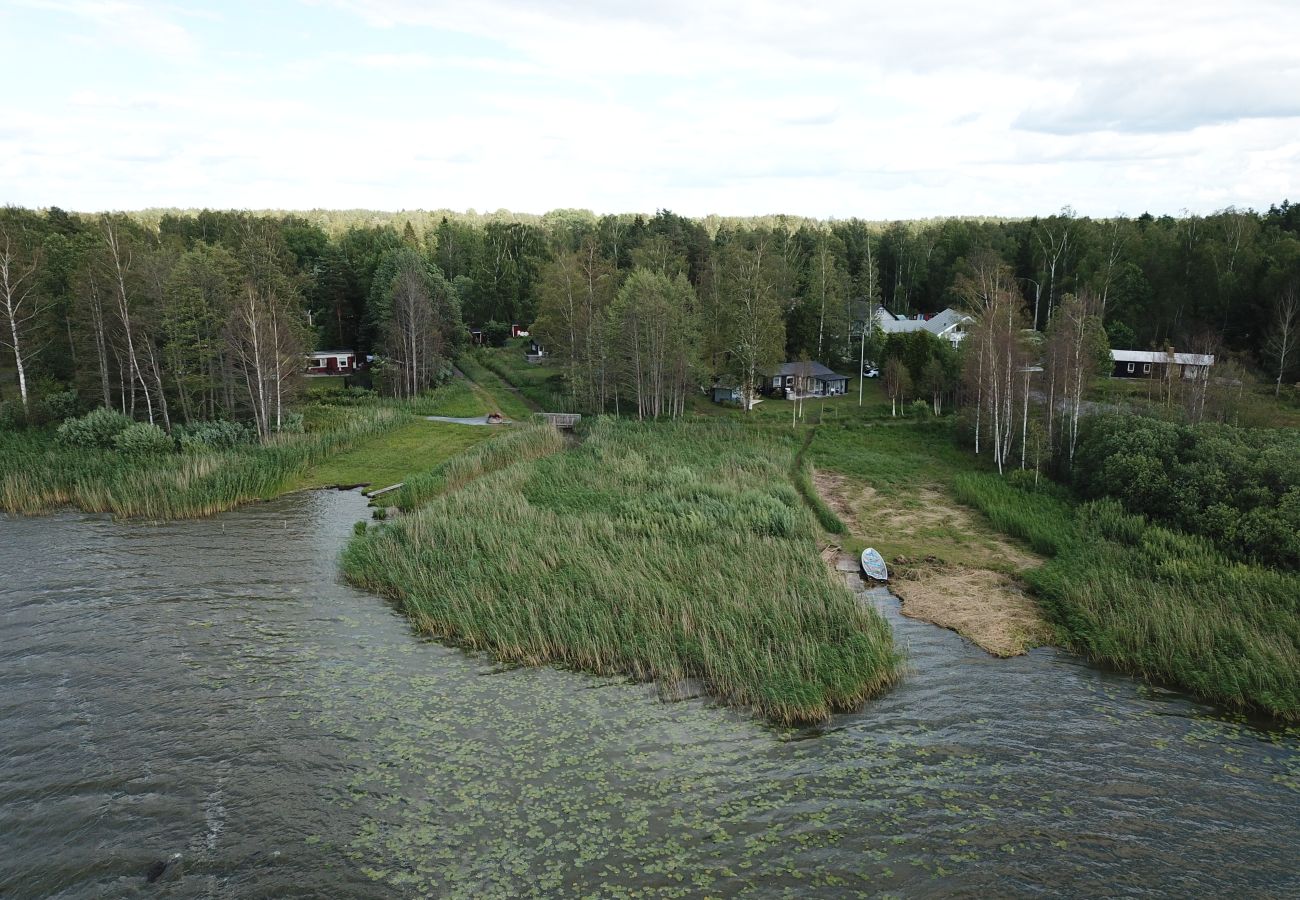 Stuga i Köping - Mysigt fritidshus vid sjön med egen båt