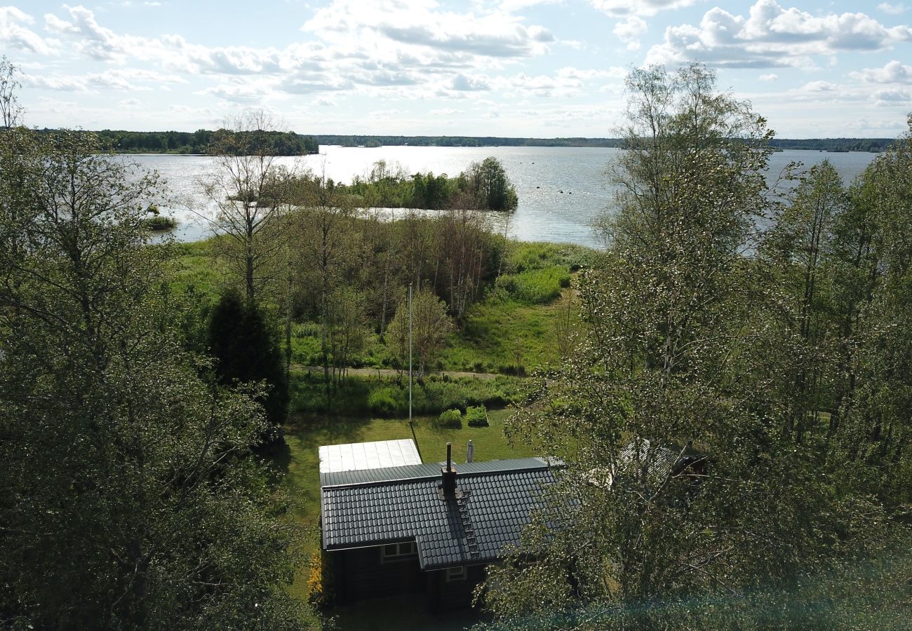 Stuga i Köping - Mysigt fritidshus vid sjön med egen båt