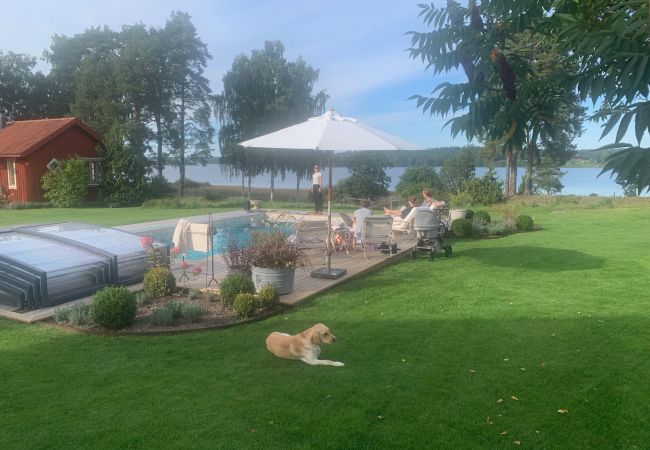 Stuga i Gnesta - Drömsemester vid sjön med pool på en herrgård i Sörmland