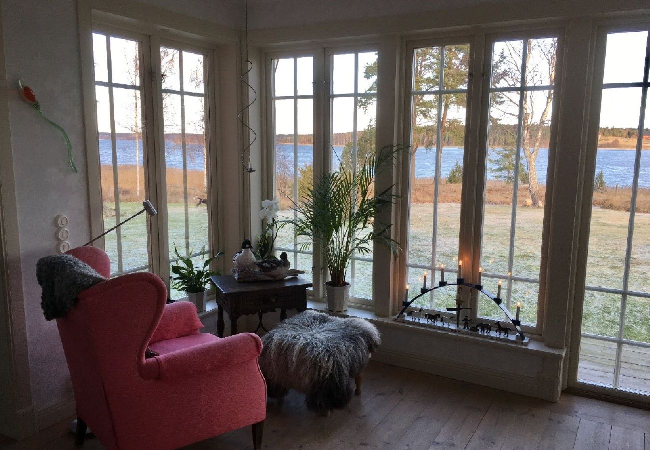 Stuga i Gnesta - Drömsemester vid sjön på en herrgård i Sörmland