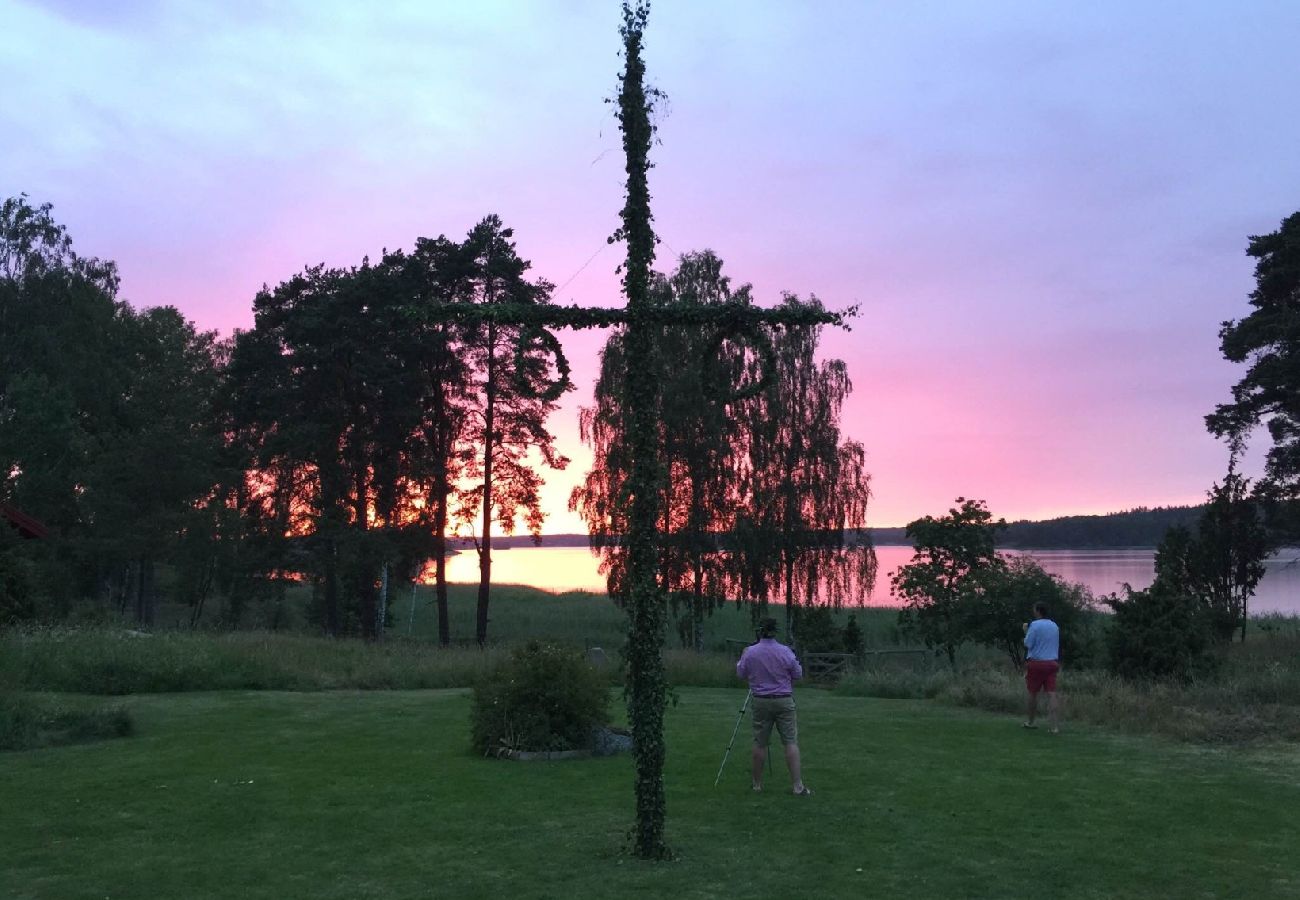 Stuga i Gnesta - Drömsemester vid sjön på en herrgård i Sörmland