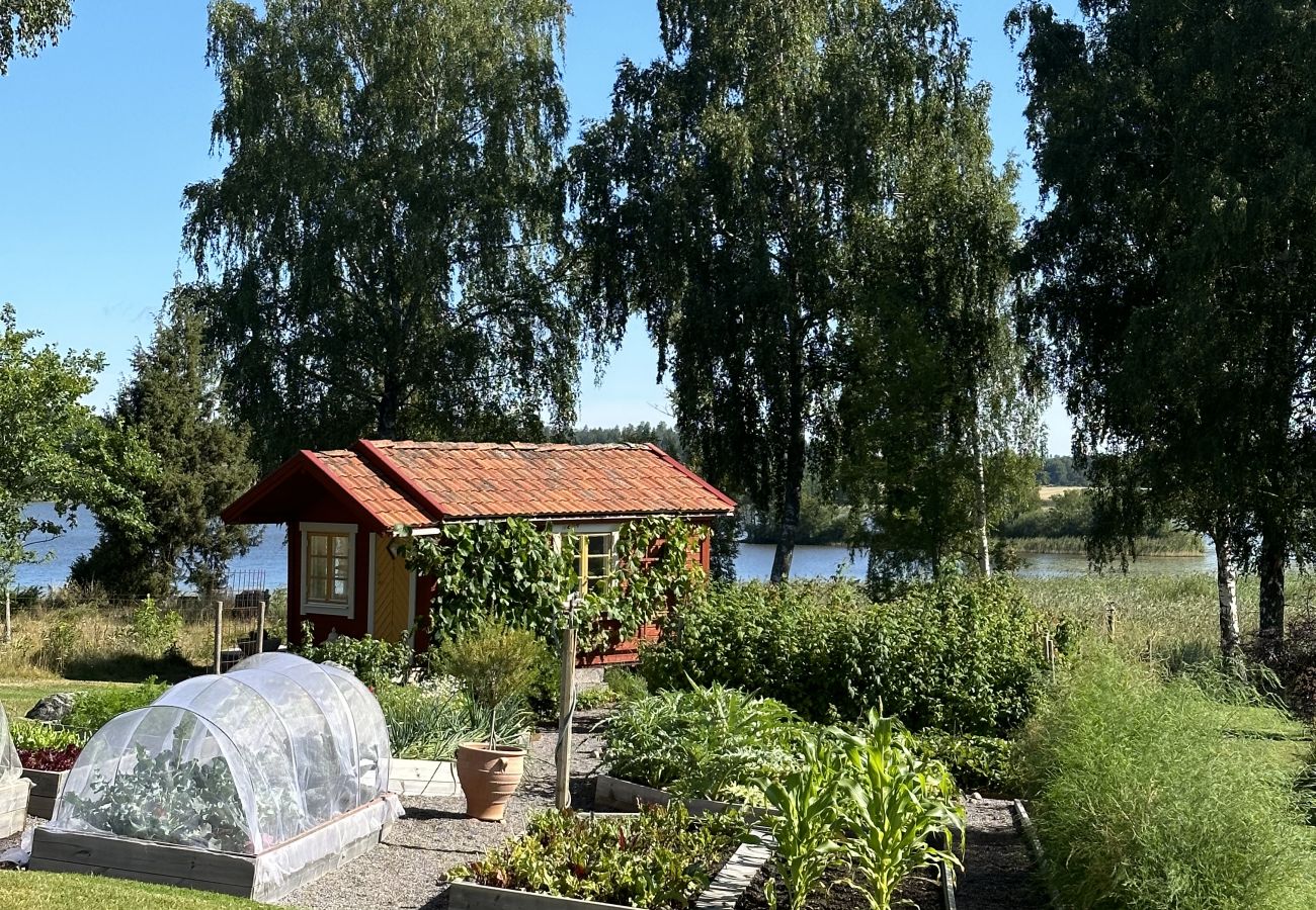 Stuga i Gnesta - Drömsemester vid sjön med pool på en herrgård i Sörmland