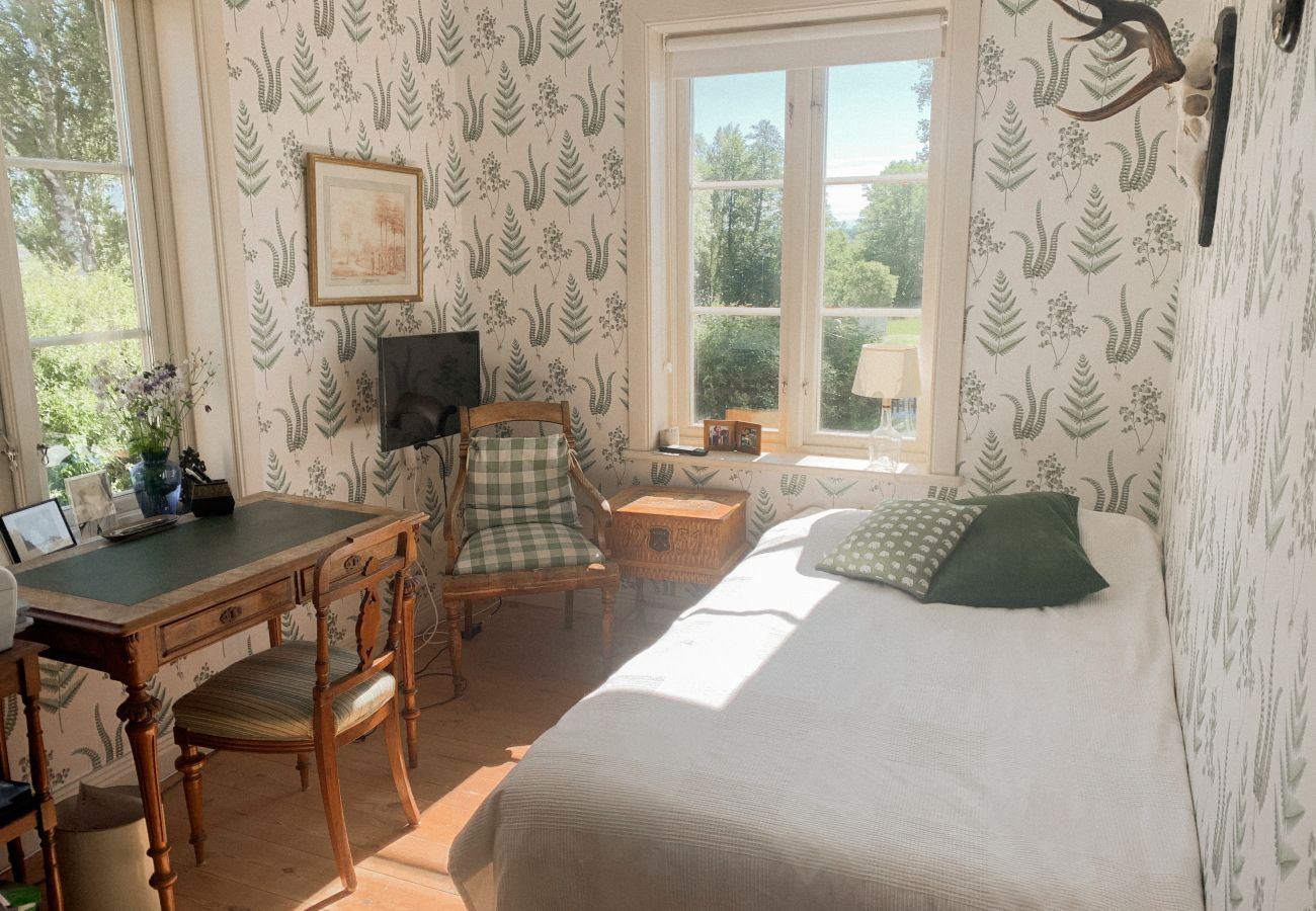 Stuga i Gnesta - Drömsemester vid sjön på en herrgård i Sörmland