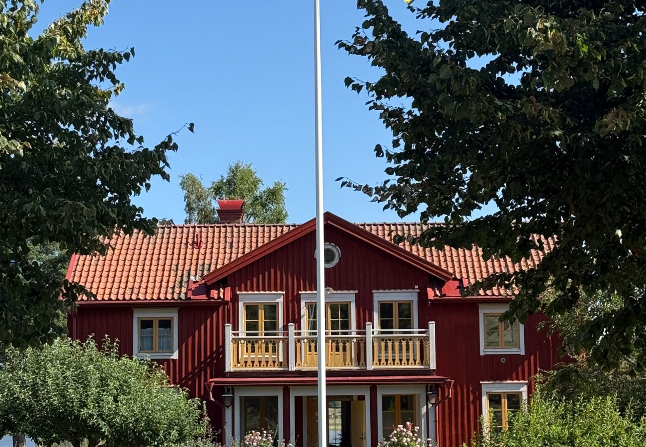 Stuga i Gnesta - Drömsemester vid sjön på en herrgård i Sörmland