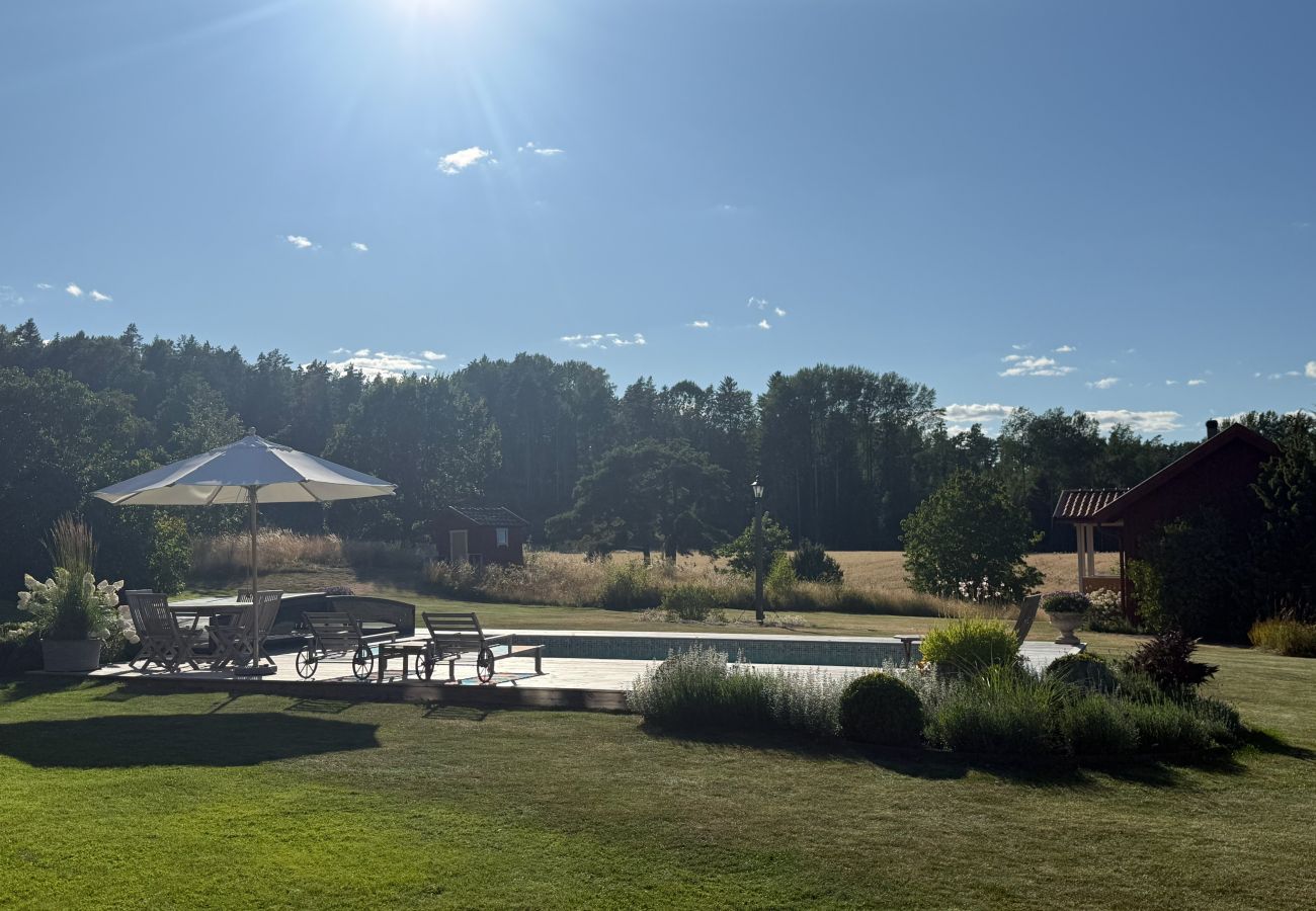 Stuga i Gnesta - Drömsemester vid sjön på en herrgård i Sörmland