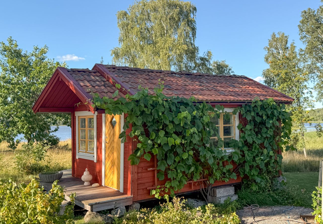 Stuga i Gnesta - Drömsemester vid sjön på en herrgård i Sörmland