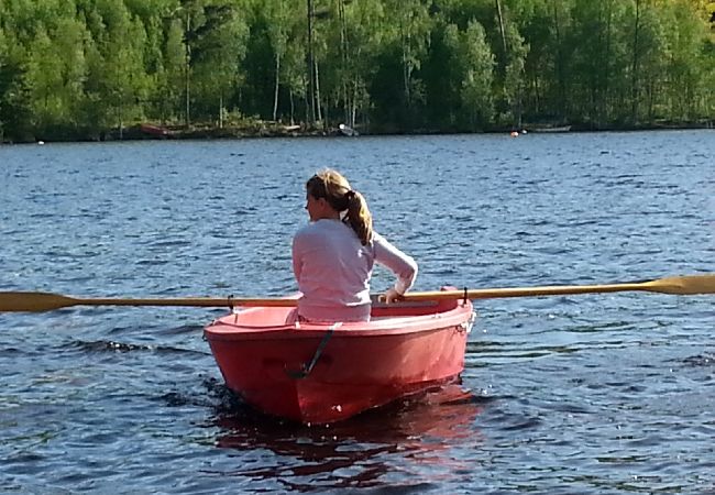 Stuga i Hultsfred - Underbart fritidshus med sjöläge, båt och internet