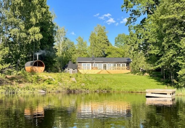 Stuga i Hultsfred - Drömsemesterhus precis vid sjön, med bastu, båt, badtunna och grillstuga