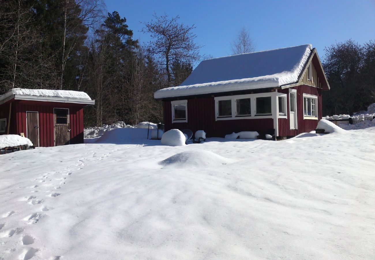 Stuga i Hultsfred - Underbart fritidshus med sjöläge, båt och internet