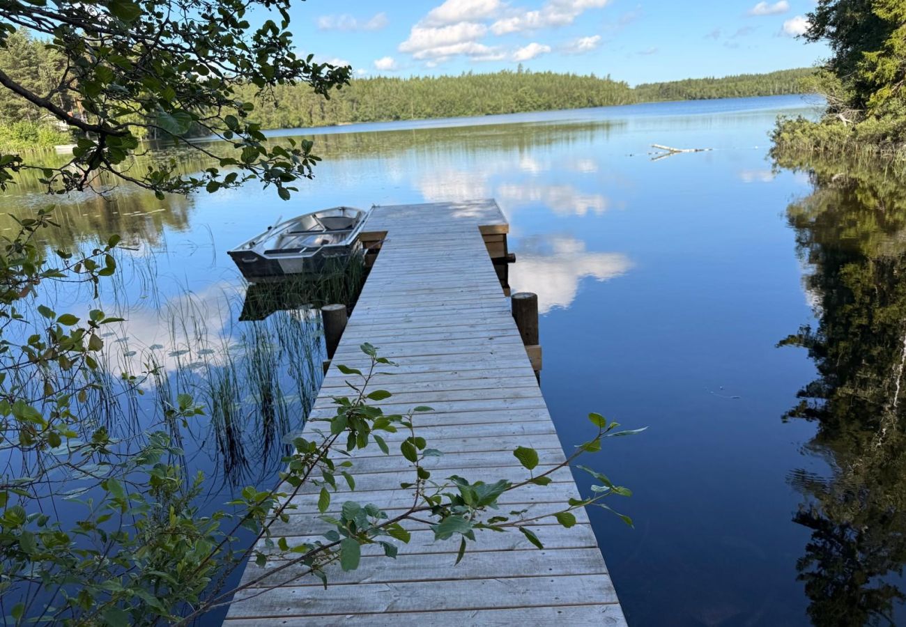 Stuga i Hultsfred - Drömsemesterhus precis vid sjön, med bastu, båt, badtunna och grillstuga