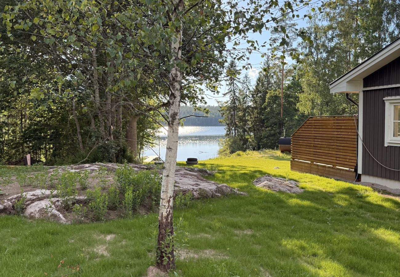 Stuga i Hultsfred - Drömsemesterhus precis vid sjön, med bastu, båt, badtunna och grillstuga