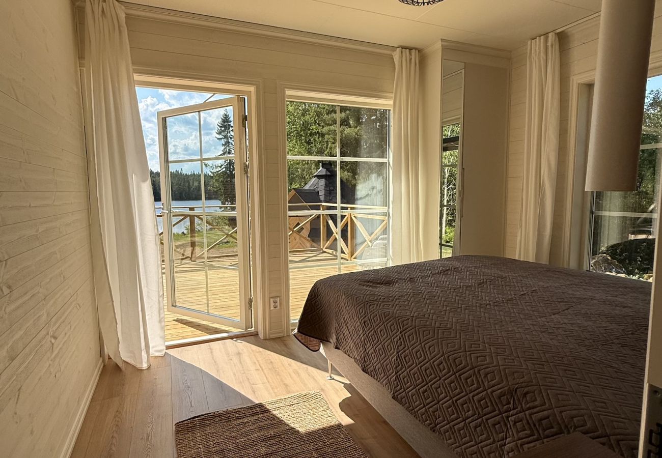 Stuga i Hultsfred - Drömsemesterhus precis vid sjön, med bastu, båt, badtunna och grillstuga