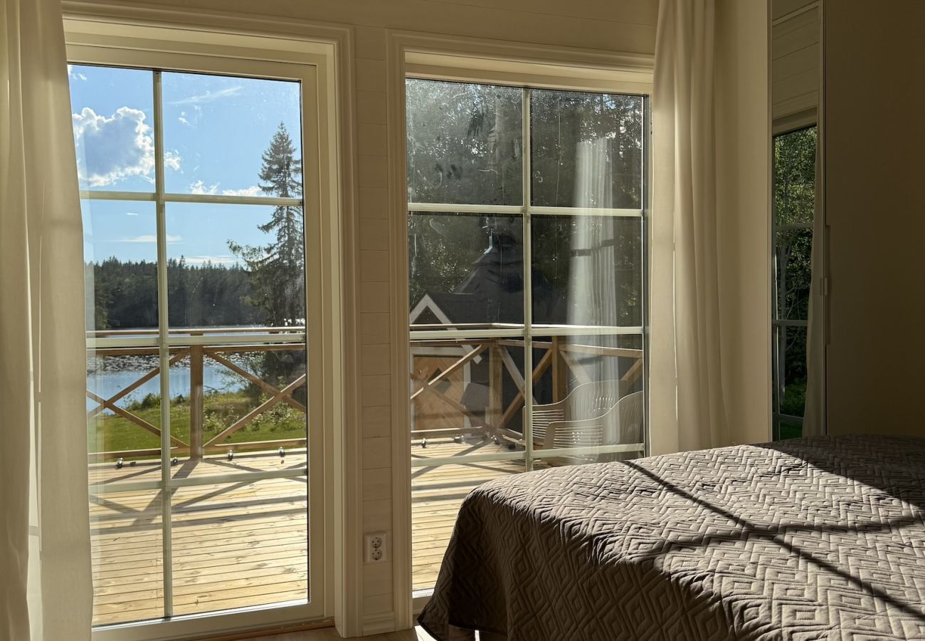 Stuga i Hultsfred - Drömsemesterhus precis vid sjön, med bastu, båt, badtunna och grillstuga