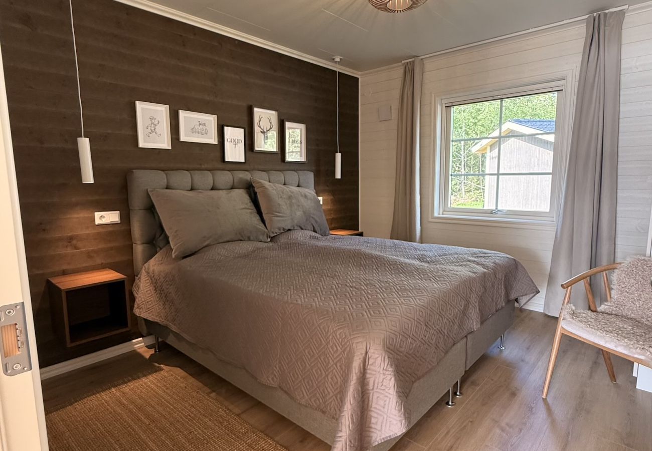Stuga i Hultsfred - Drömsemesterhus precis vid sjön, med bastu, båt, badtunna och grillstuga
