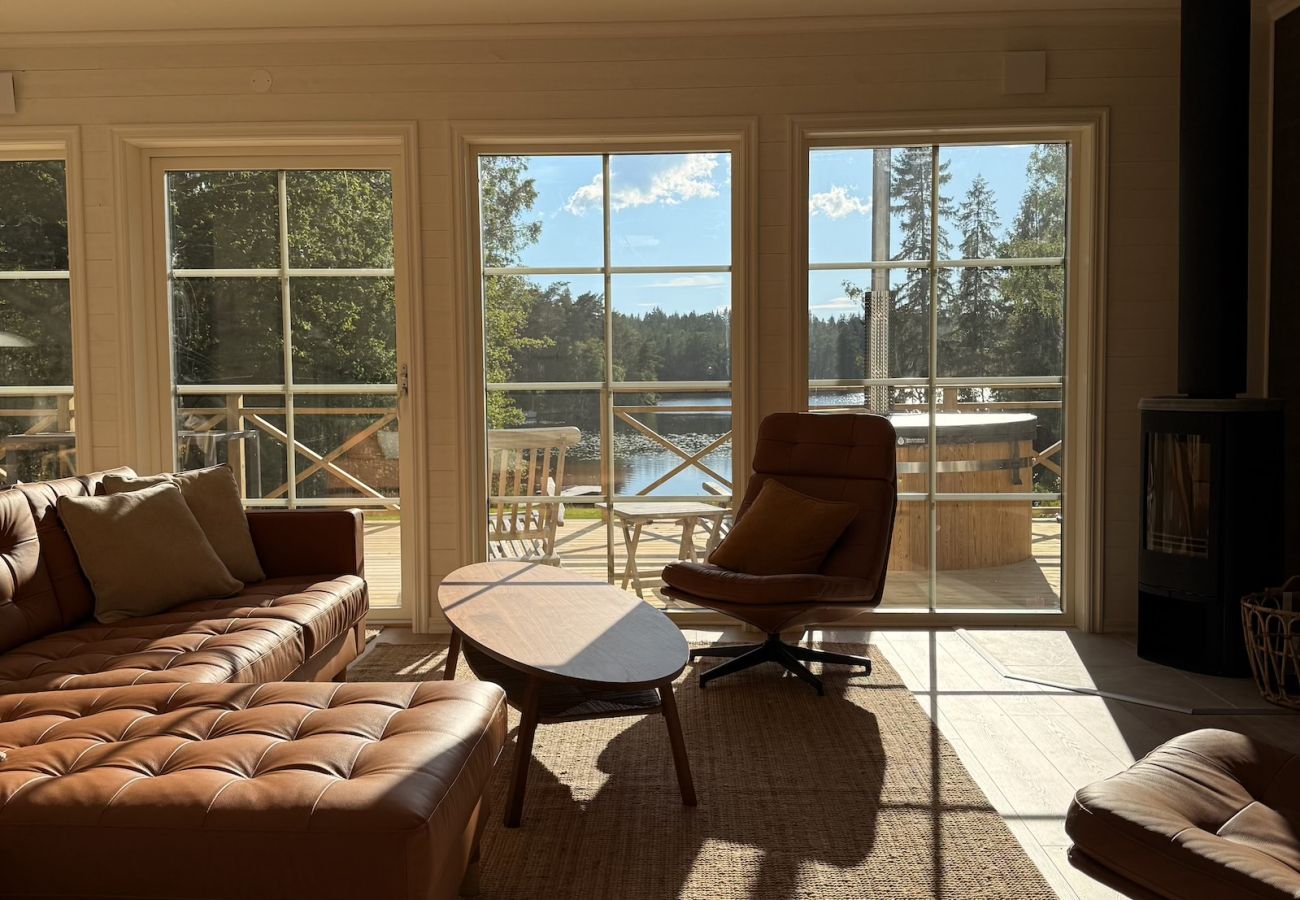 Stuga i Hultsfred - Drömsemesterhus precis vid sjön, med bastu, båt, badtunna och grillstuga