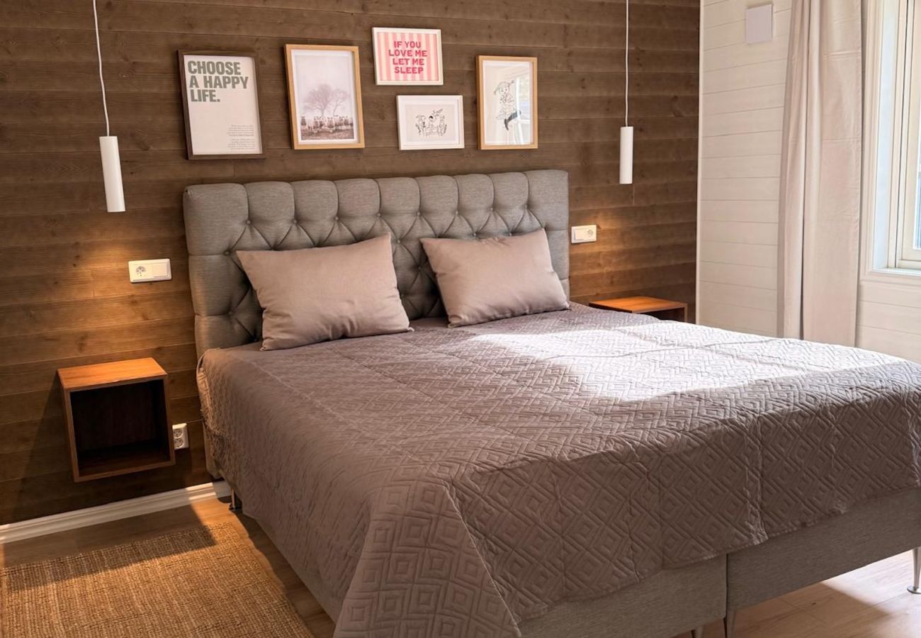 Stuga i Hultsfred - Drömsemesterhus precis vid sjön, med bastu, båt, badtunna och grillstuga