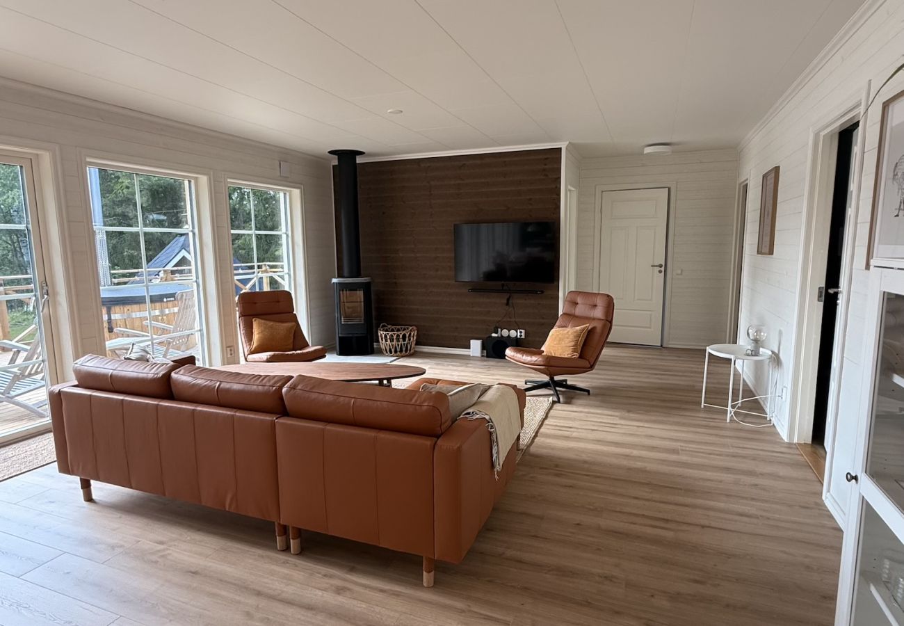 Stuga i Hultsfred - Drömsemesterhus precis vid sjön, med bastu, båt, badtunna och grillstuga