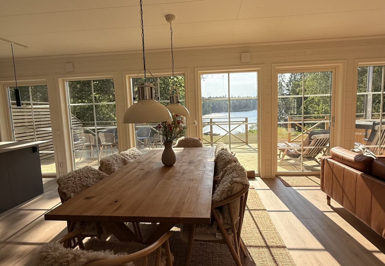 Stuga i Hultsfred - Drömsemesterhus precis vid sjön, med bastu, båt, badtunna och grillstuga