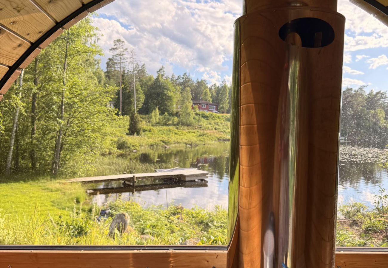 Stuga i Hultsfred - Drömsemesterhus precis vid sjön, med bastu, båt, badtunna och grillstuga