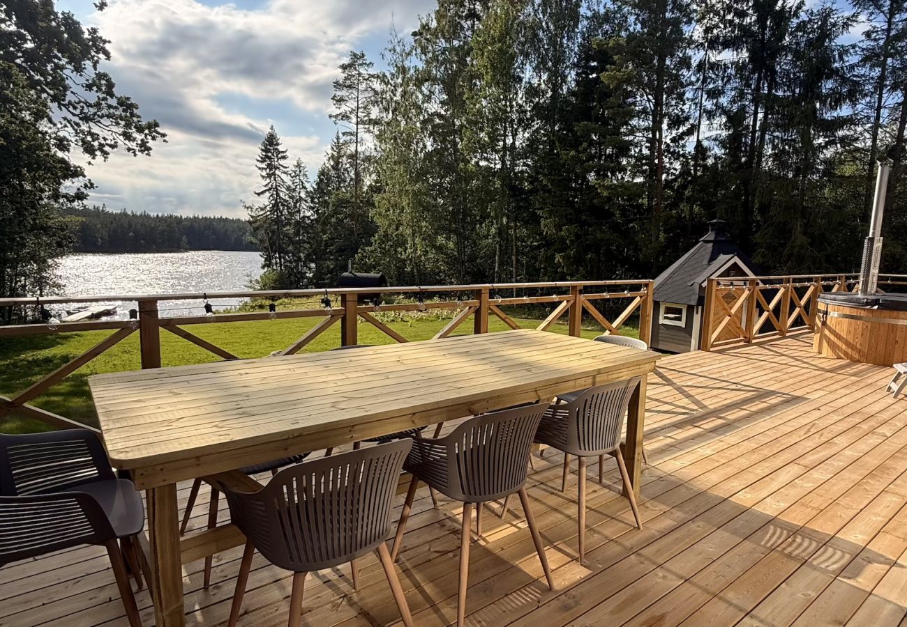 Stuga i Hultsfred - Drömsemesterhus precis vid sjön, med bastu, båt, badtunna och grillstuga