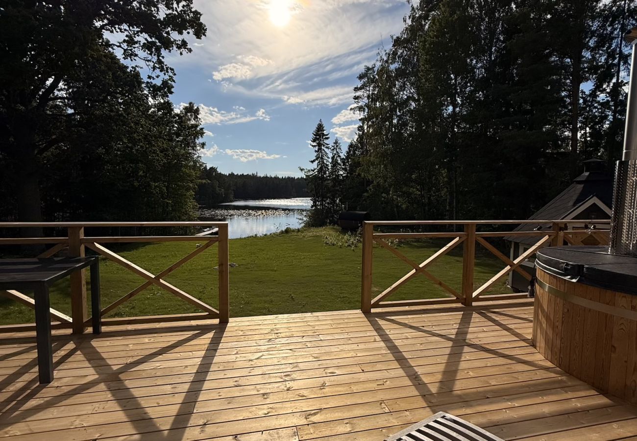 Stuga i Hultsfred - Drömsemesterhus precis vid sjön, med bastu, båt, badtunna och grillstuga