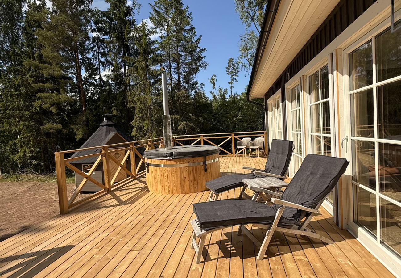 Stuga i Hultsfred - Drömsemesterhus precis vid sjön, med bastu, båt, badtunna och grillstuga