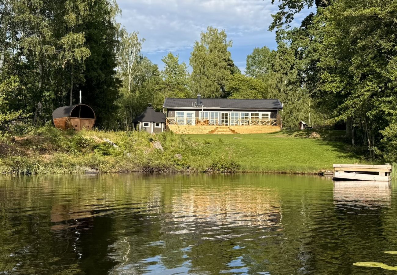 Stuga i Hultsfred - Drömsemesterhus precis vid sjön, med bastu, båt, badtunna och grillstuga