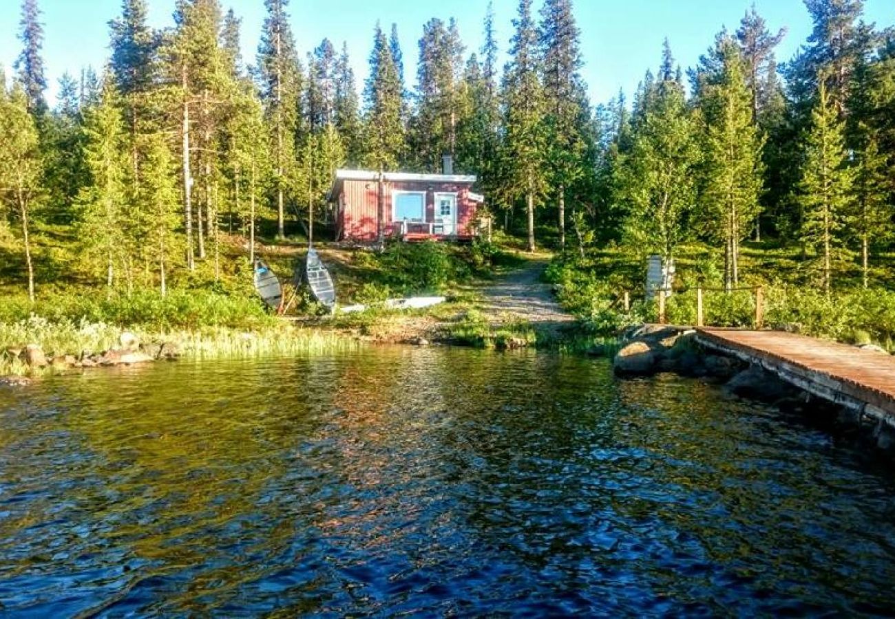 Stuga i Kiruna - Vid vattnet med fantastisk utsikt och midnattssolen vid horisonten