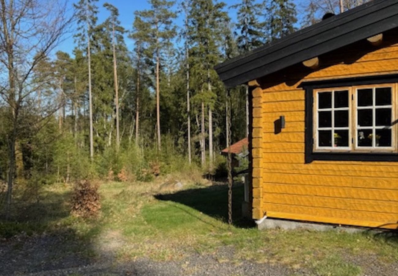 Stuga i Lidhult - Fin timmerstuga mellan sjön Bolmen och Unnen med egen båt