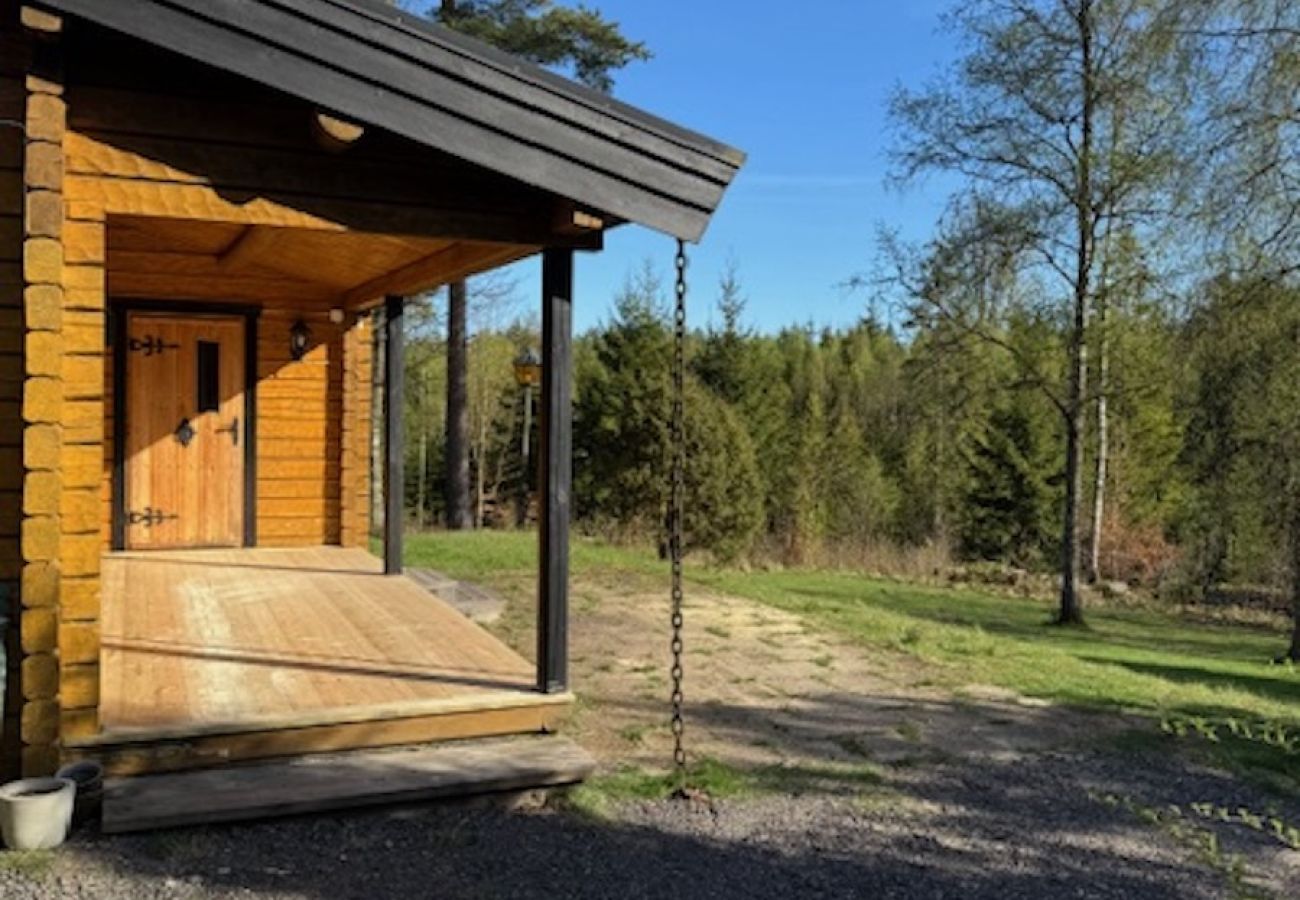 Stuga i Lidhult - Fin timmerstuga mellan sjön Bolmen och Unnen med egen båt