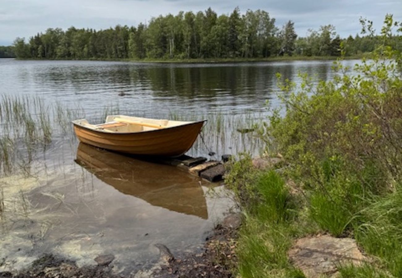 Stuga i Lidhult - Fin timmerstuga mellan sjön Bolmen och Unnen med egen båt