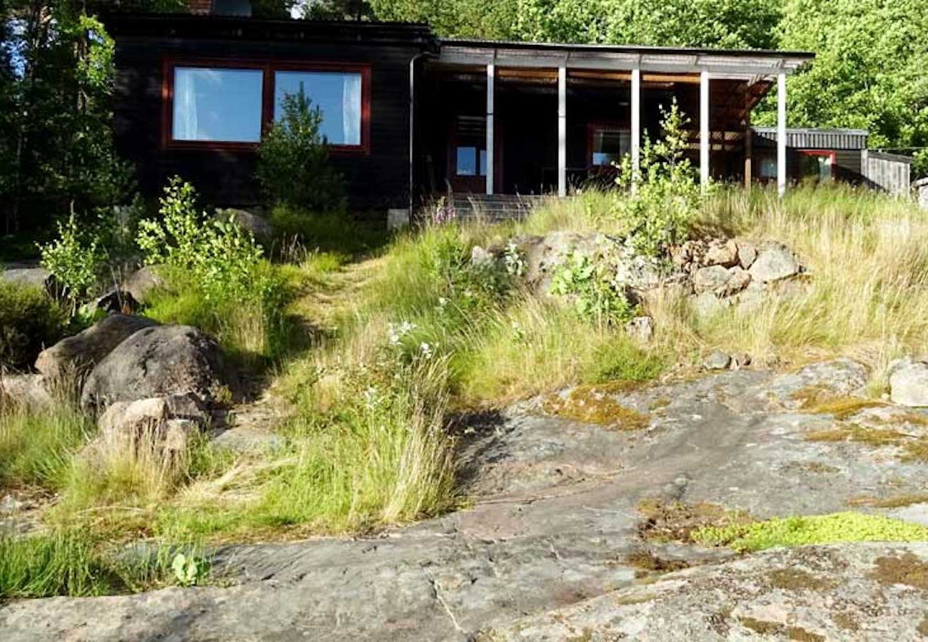 Stuga i Hultsfred - Härlig stuga direkt vid sjön med egen båt på bryggan, badflotte och bastu