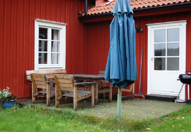 Stuga i Ydre - Rött och vitt torpstuga med skogen som granne och nära sjön och bad Stuga i Ydre - Rött och vitt torpstuga med skogen som granne och nära sjön och bad