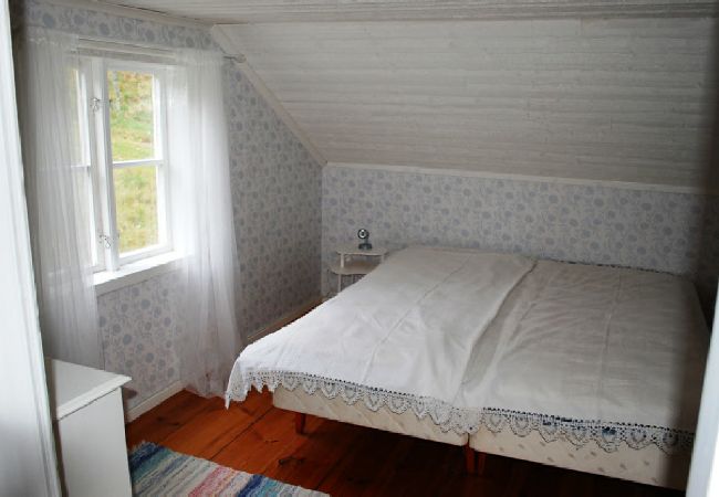 Stuga i Ydre - Rött och vitt torpstuga med skogen som granne och nära sjön och bad Stuga i Ydre - Rött och vitt torpstuga med skogen som granne och nära sjön och bad