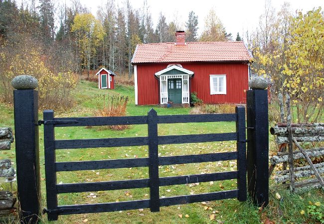 Stuga i Ydre - Rött och vitt torpstuga med skogen som granne och nära sjön och bad Stuga i Ydre - Rött och vitt torpstuga med skogen som granne och nära sjön och bad