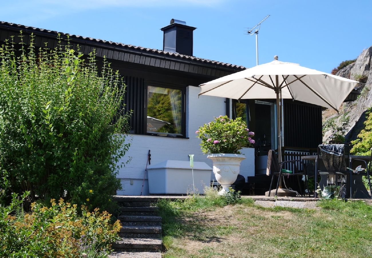 Stuga i Ellös - Underbart fritidshus med havsutsikt och privat pool